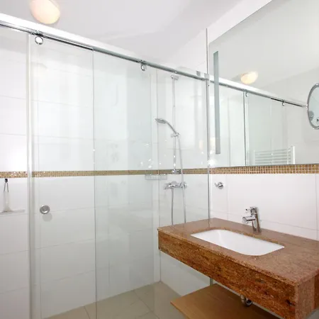 Strandnahe Mit Terrasse, Gratis Nutzung Vom Ahoi Erlebnisbad Und Sauna In Sellin - Rex Rugia 30-3 Lobbe